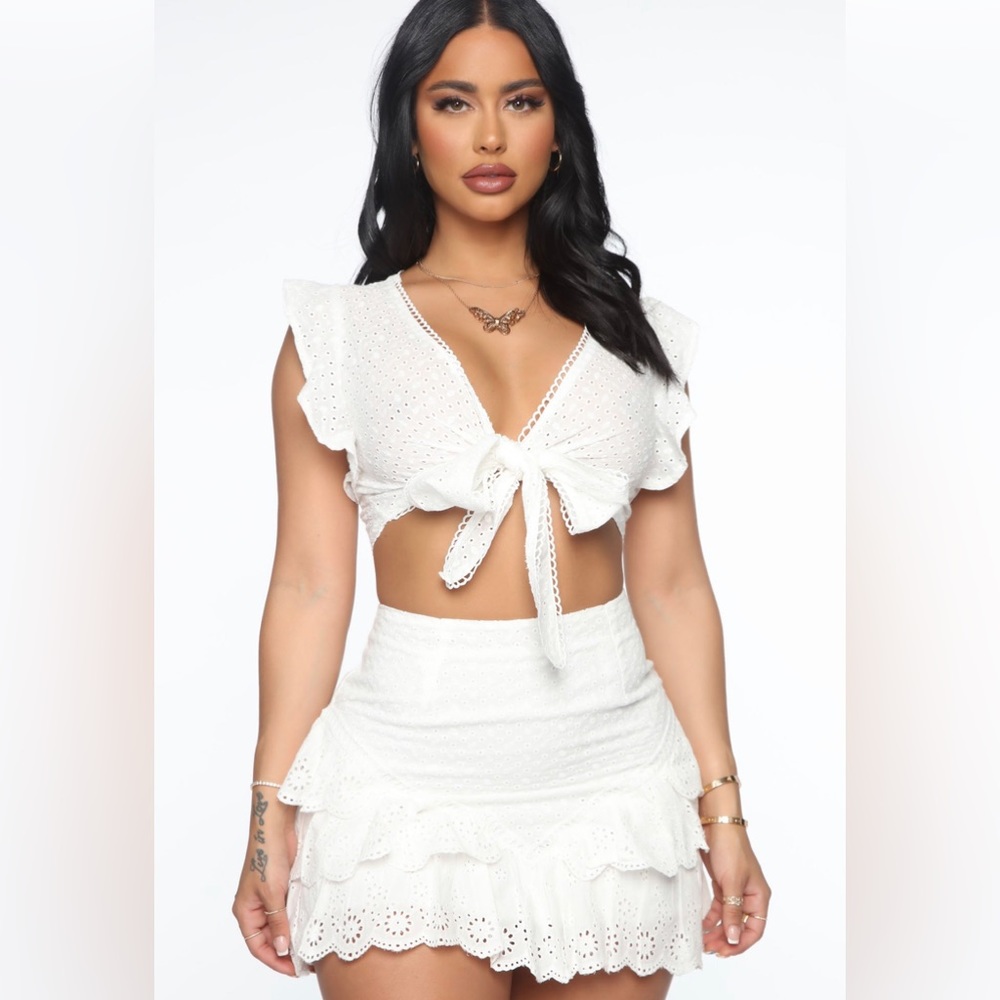 White fashion nova skirt set size small. Has never been worn.